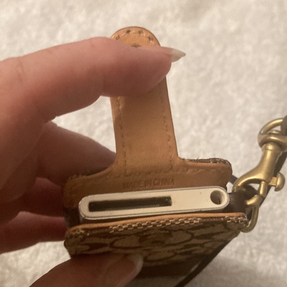 Coach I pod case with iPod     Firm price - Picture 13 of 14